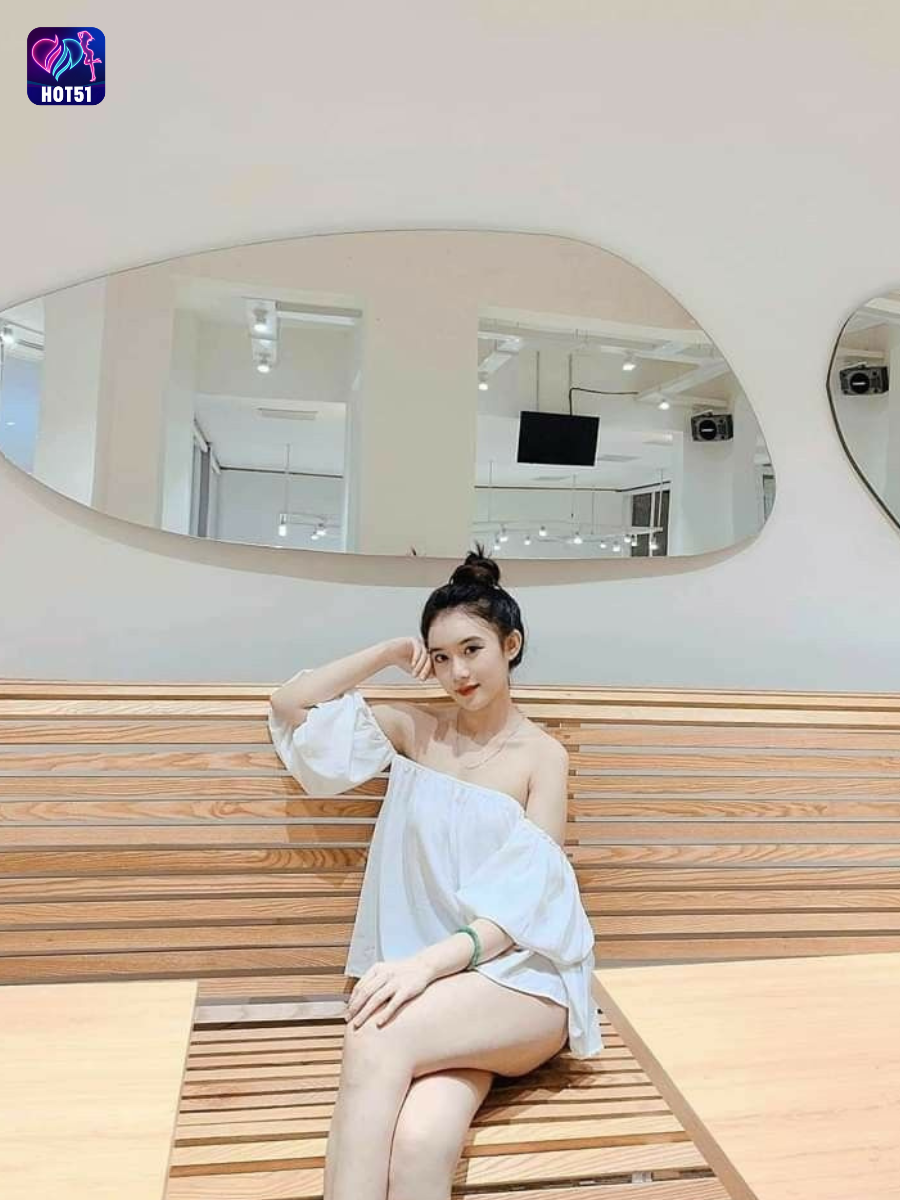 Beautiful girl live stream on Hot51 app