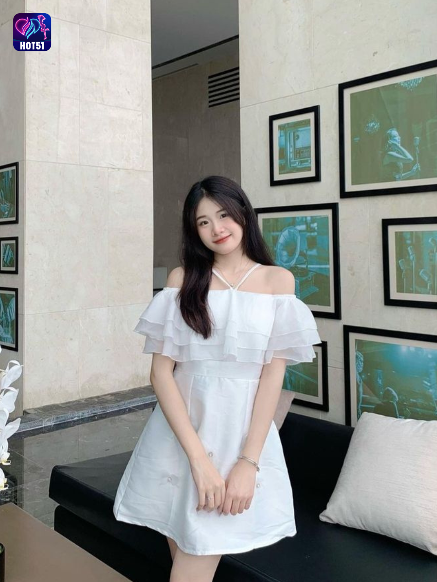 Beautiful girl live stream on Hot51 app