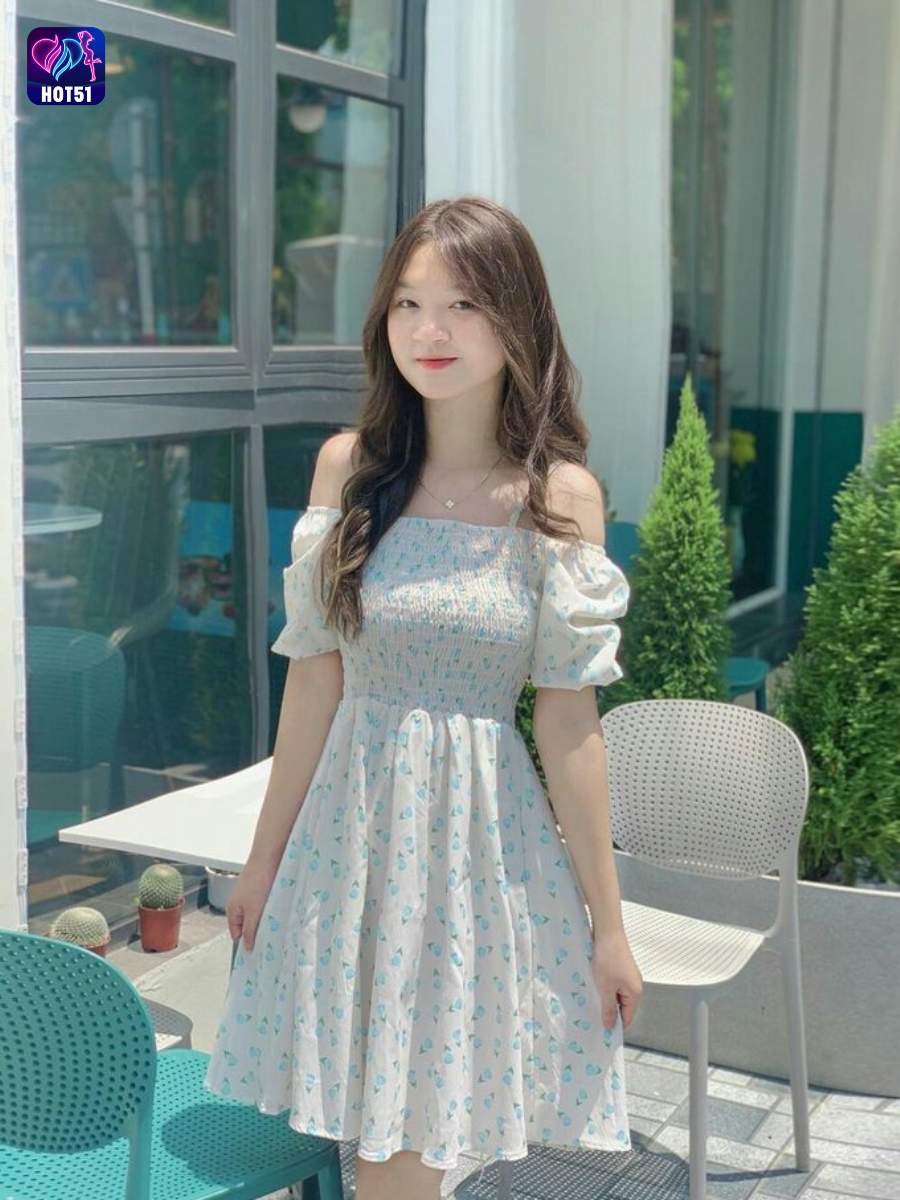 Beautiful girl live stream on Hot51 app