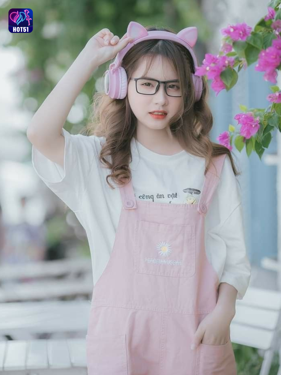 Beautiful girl live stream on Hot51 app