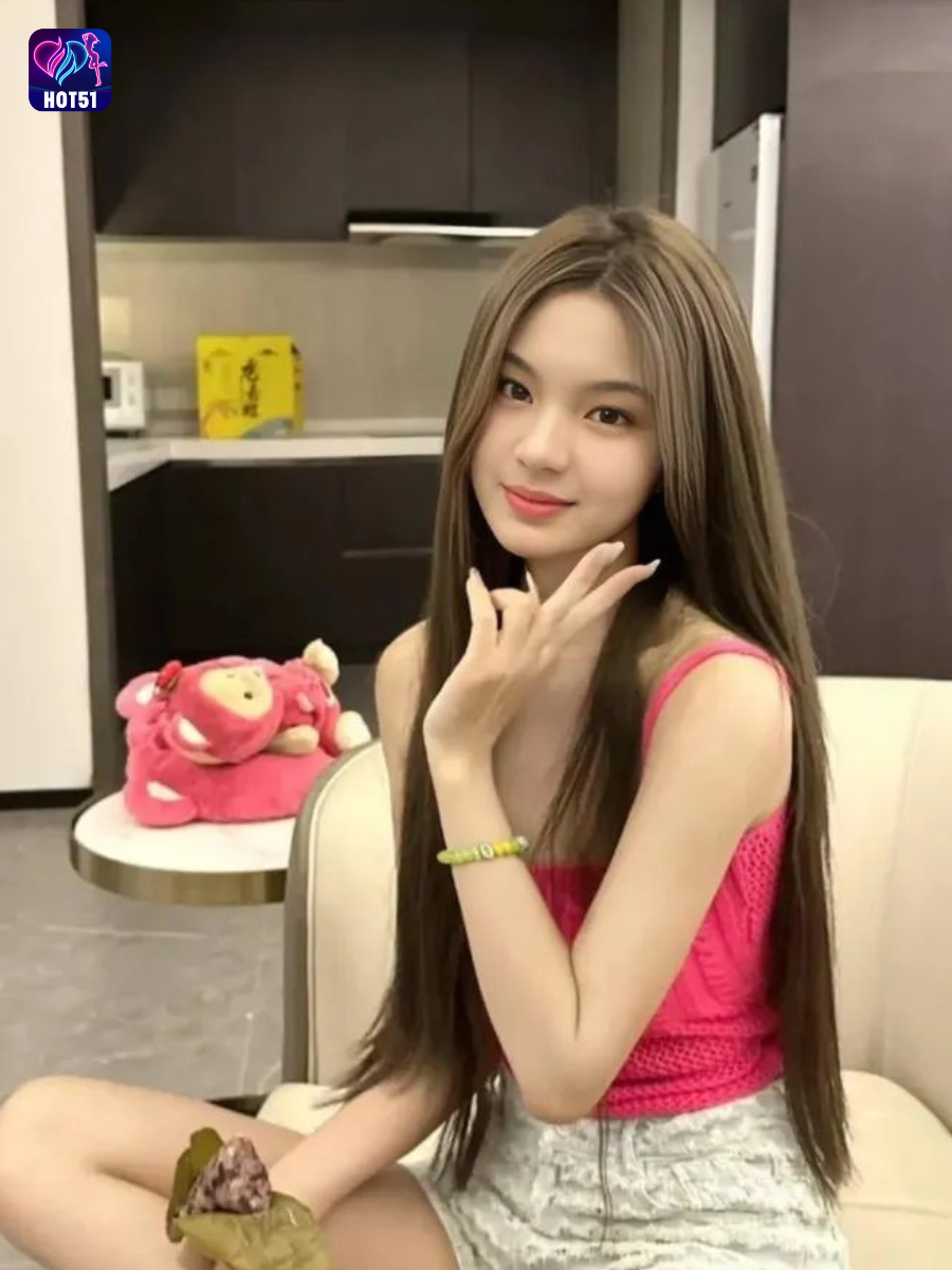 Beautiful girl live stream on Hot51 app