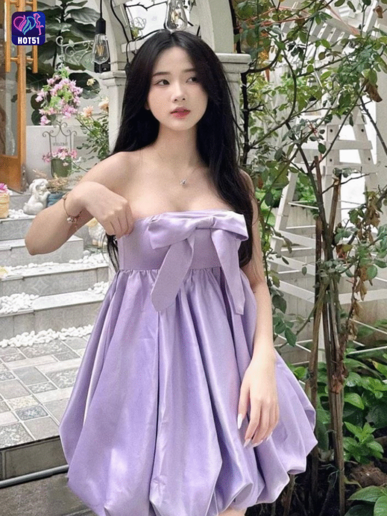 Beautiful girl live stream on Hot51 app