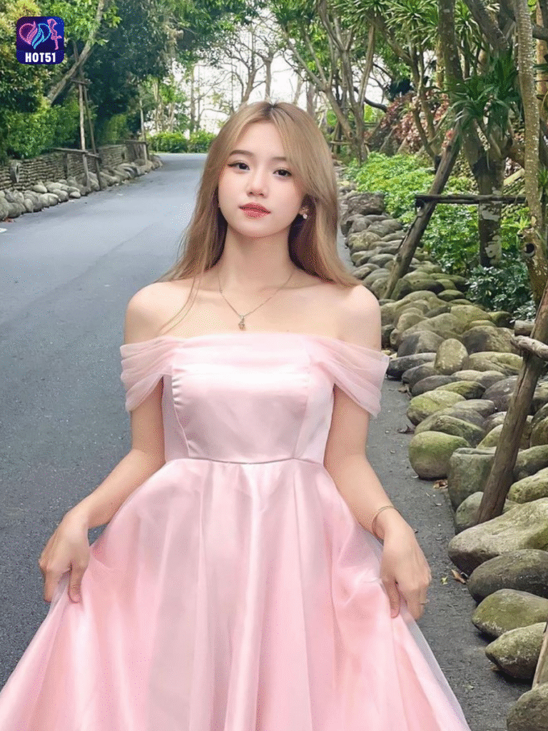 Beautiful girl live stream on Hot51 app