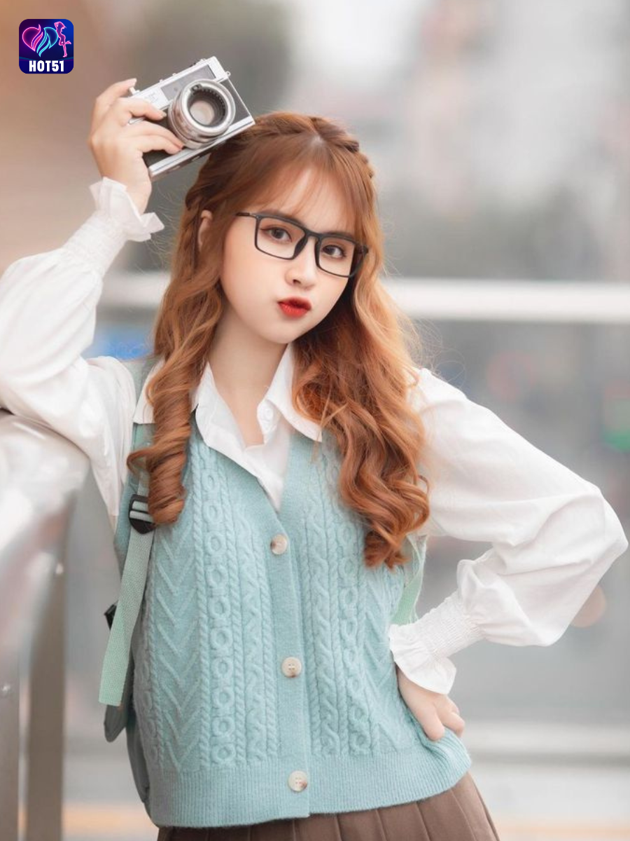 Beautiful girl live stream on Hot51 app