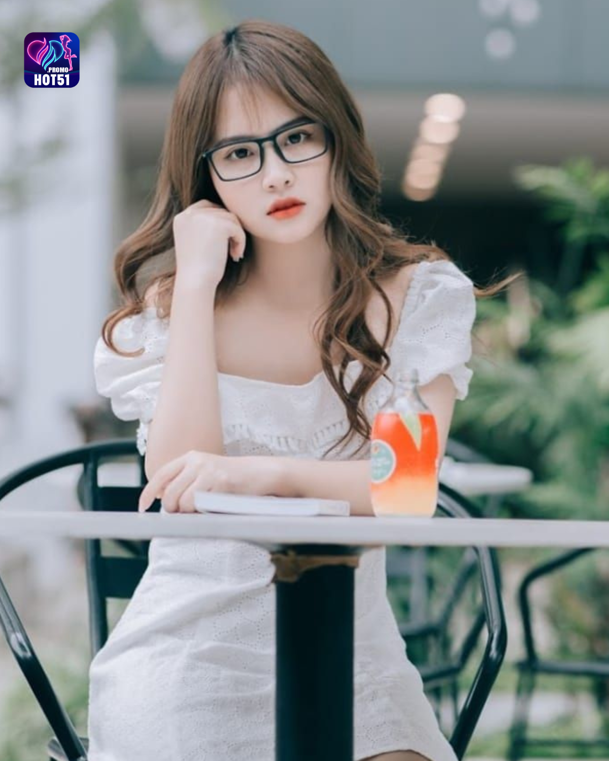 Beautiful girl live stream on Hot51 app