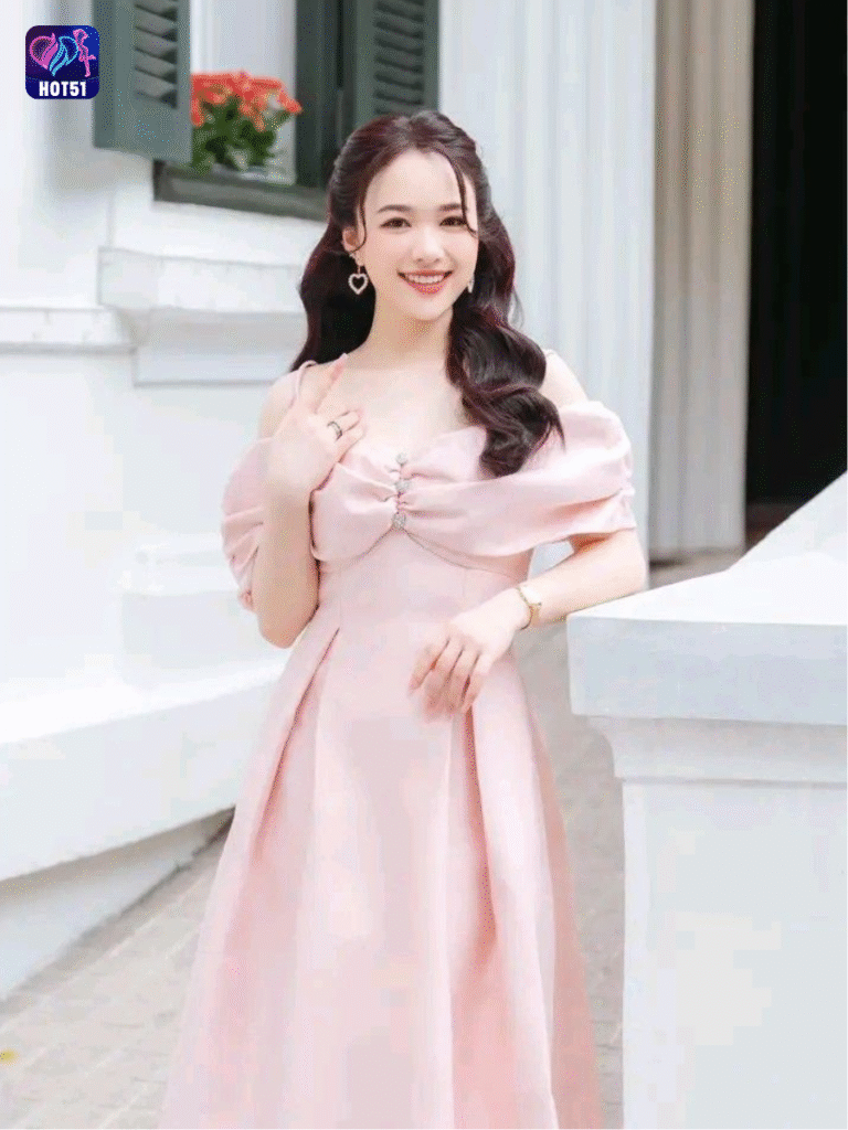 Beautiful girl live stream on Hot51 app