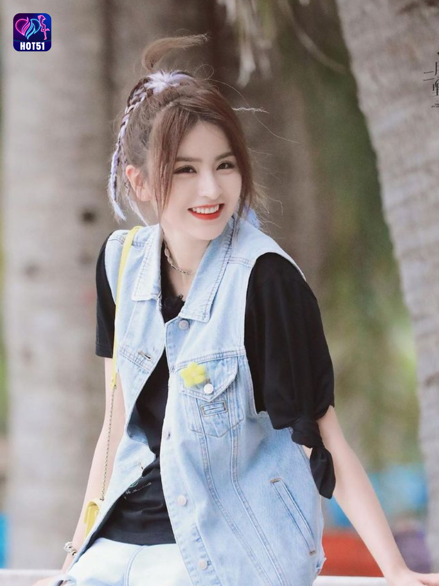 Beautiful girl live stream on Hot51 app