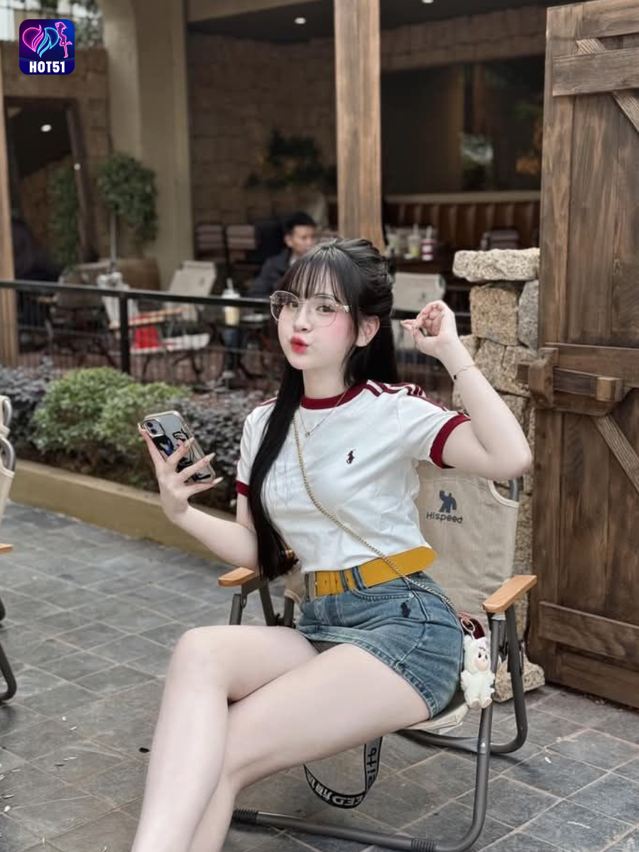 Beautiful girl live stream on Hot51 app