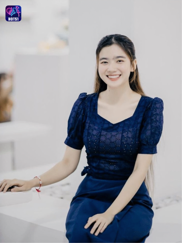 Beautiful girl live stream on Hot51 app
