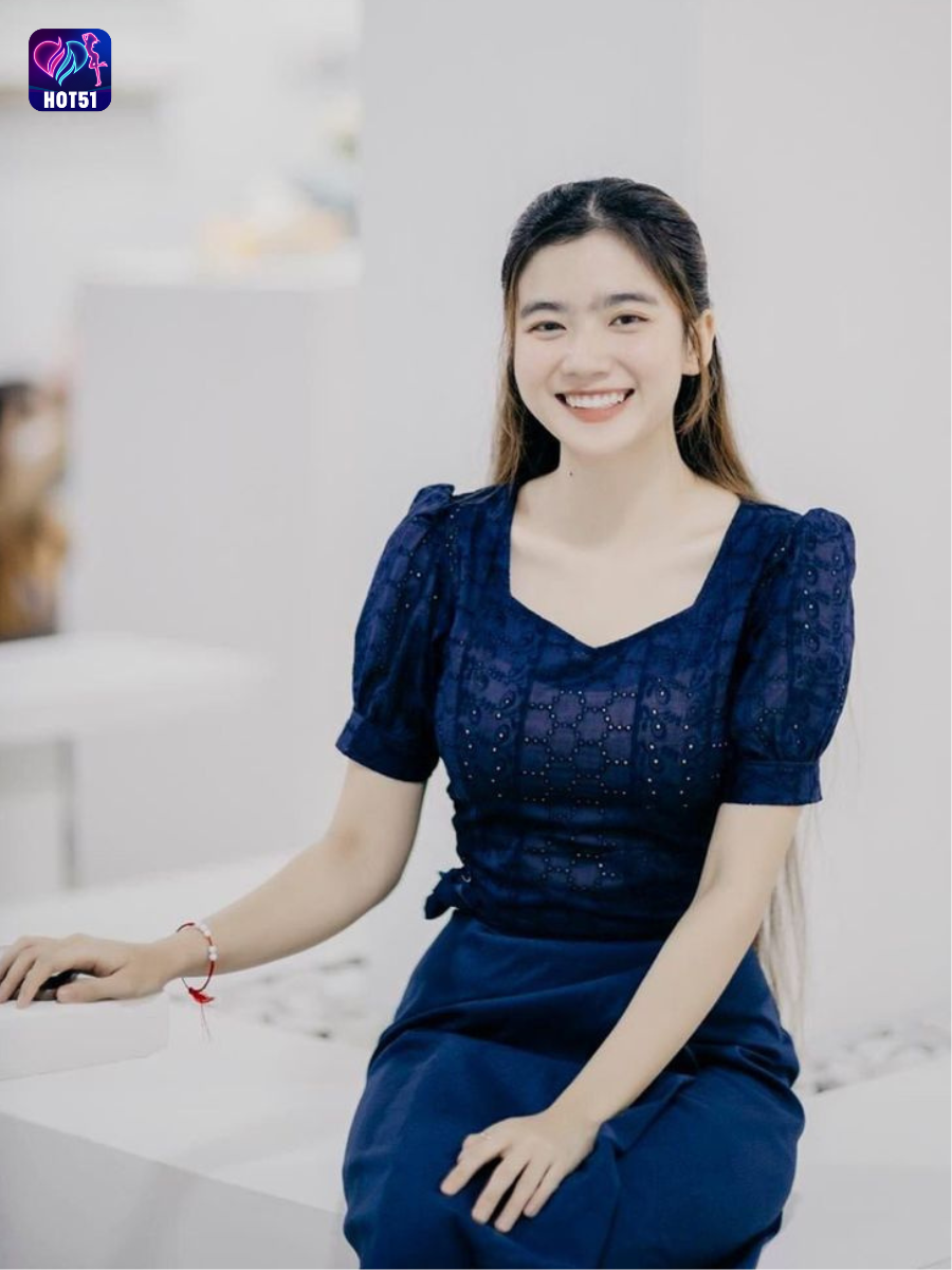 Beautiful girl live stream on Hot51 app