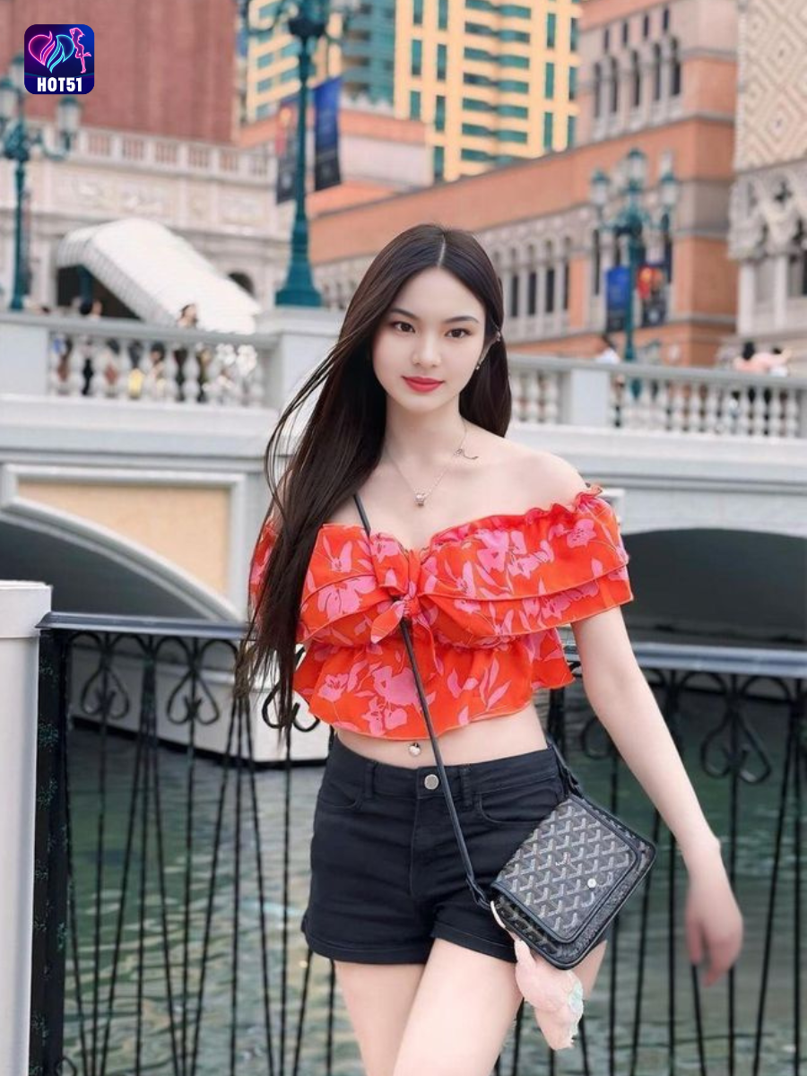 Beautiful girl live stream on Hot51 app