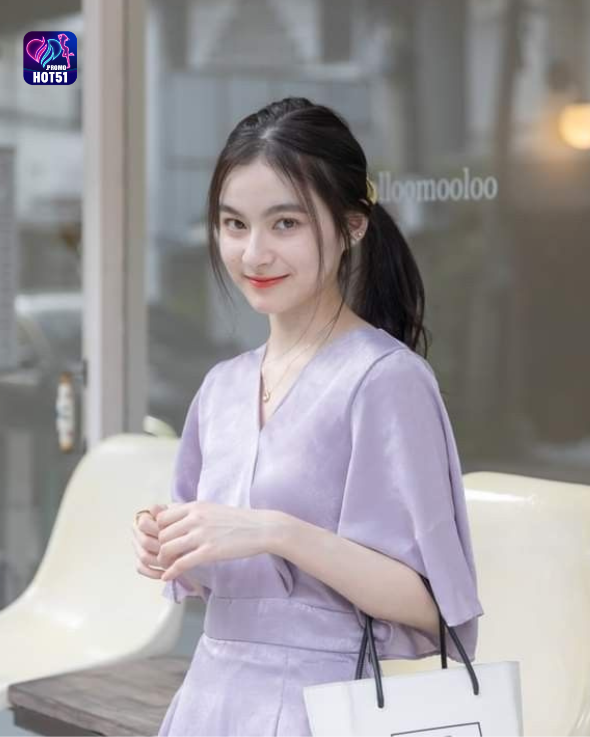 Beautiful girl live stream on Hot51 app