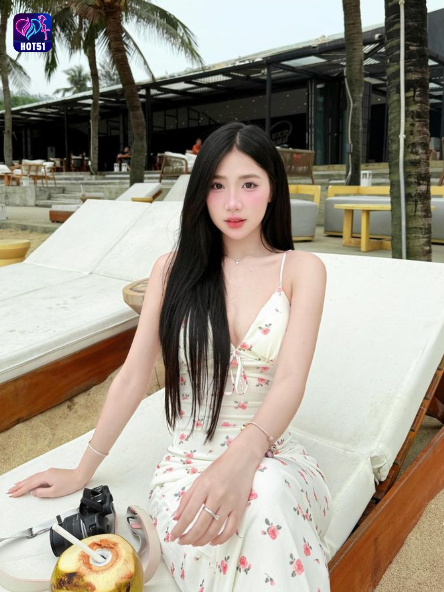 Beautiful girl live stream on Hot51 app