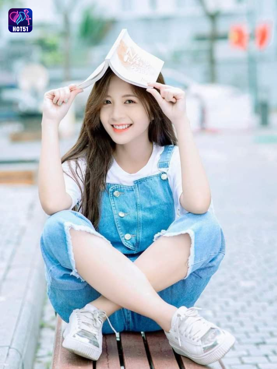 Beautiful girl live stream on Hot51 app