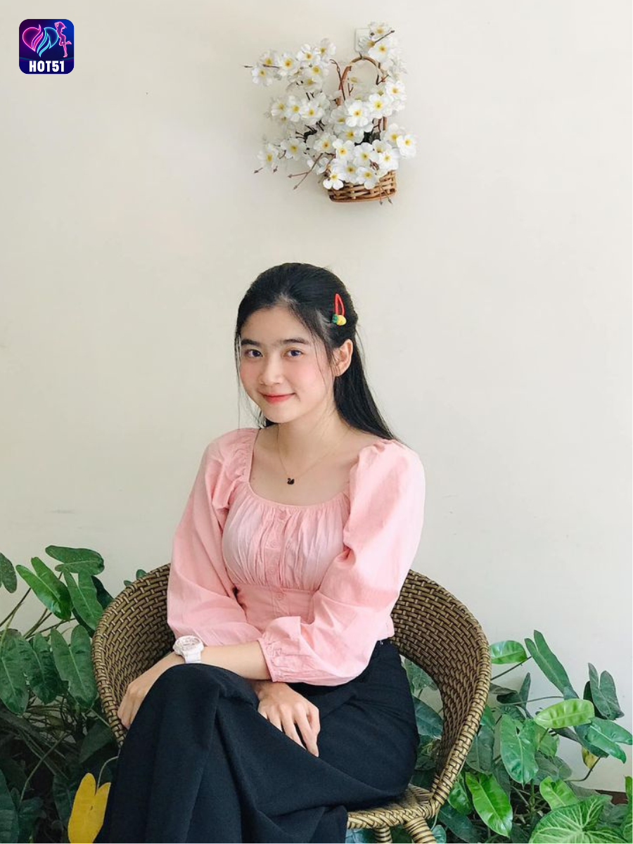 Beautiful girl live stream on Hot51 app