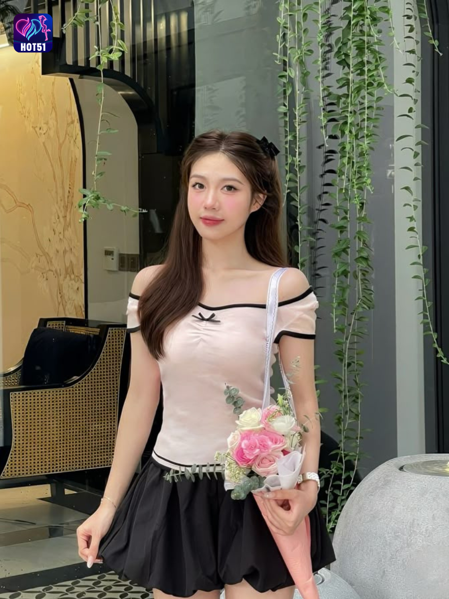 Beautiful girl live stream on Hot51 app