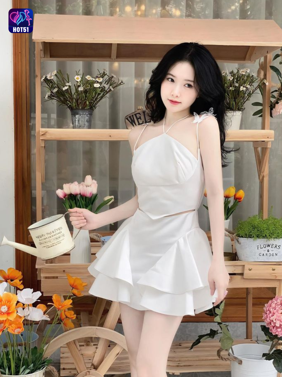 Beautiful girl live stream on Hot51 app
