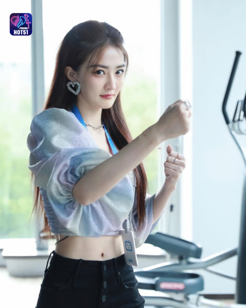 Beautiful girl live stream on Hot51 app