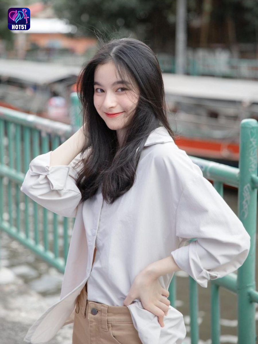 Beautiful girl live stream on Hot51 app