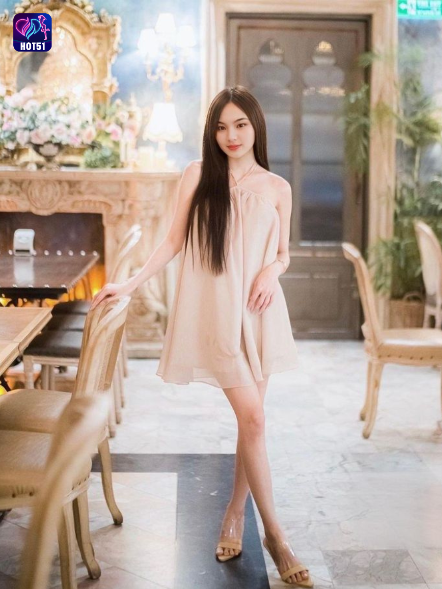 Beautiful girl live stream on Hot51 app